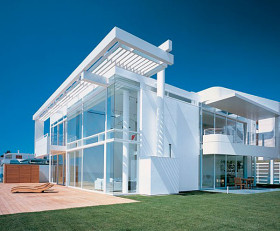 Проект дома: современный дом с прекрасной морской панорамой